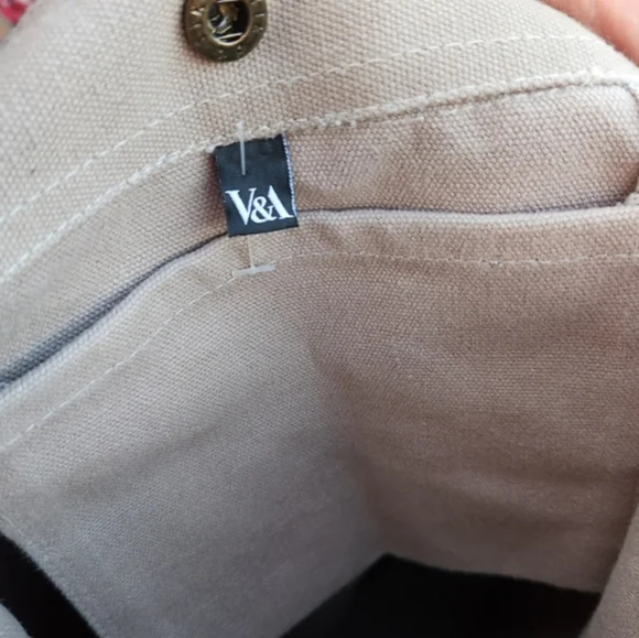 The stunning special edition V&A Alexander McQueen bag - Picture 5 of 7